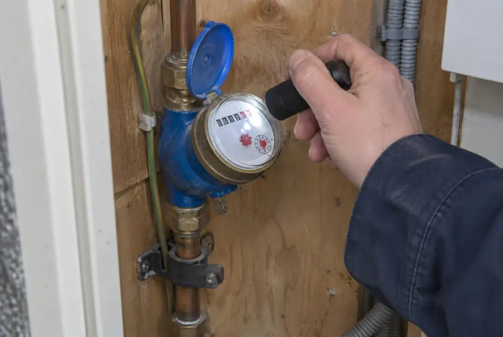 Lekdetectie Breda – watermeter in de meterkast controleren met een zaklamp